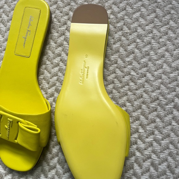 Ferragamo yellow leather slides. Size 38 - Picture 4 of 6